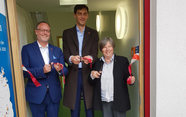Bezirksstadtrat Falko Liecke, Bezirksbürgermeister Martin hikel und Senatorin Katrin Lompscher eröffnen das neue Kinderclubhaus