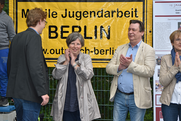 Eröffnung des Blauen Bolzplatzes in der Weißen Siedlung in Neukölln mit Senatorin Lompscher; Foto: SenStadtWohn
