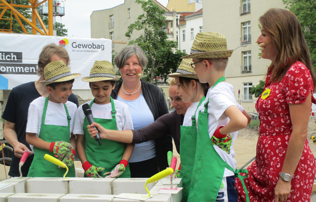 Kinder der Galilei-Grundschule halfen bei der Grundsteinlegung tatkräftig, Foto: SenStadtWohn