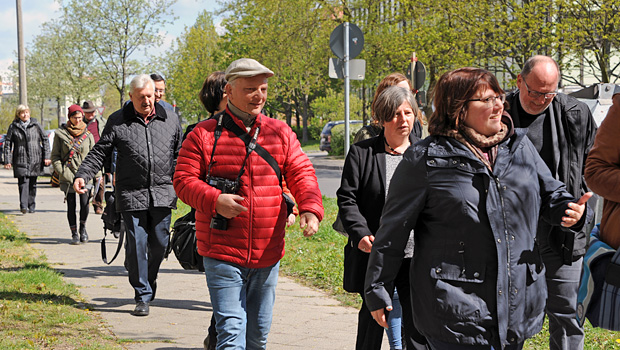Gemeinsamer Spaziergang mit Senatorin Katrin Lompscher zur Gemeinschaftsunterkunft für Flüchtlinge in der Wittenberger Straße 16 beim Auftakt für das Integrationsprojekt BENN am 20. April 2017; Foto: SenStadtWohn