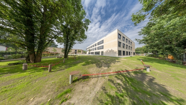Panoramasicht auf den neuen Erweiterungsbau der Jeanne-Barez-Schule, Foto: KLEBL GmbH/Reinhard Mederer 