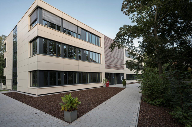 Blick auf den 50. Modularen Ergänzungsbau der Schule am Park in Berlin-Reinickendorf
