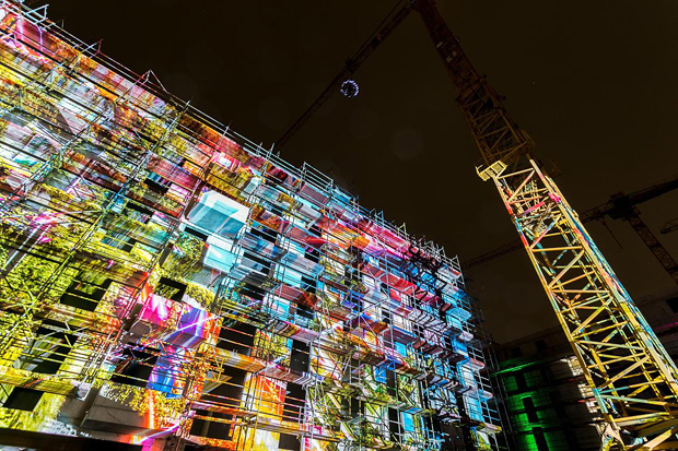 Die schönste Baustelle Berlins: Im Rahmen des FESTIVAL OF LIGHTS wurde das Gebäude in der Mendelstraße illuminiert. Foto: GESOBAU AG / Christoph Schieder